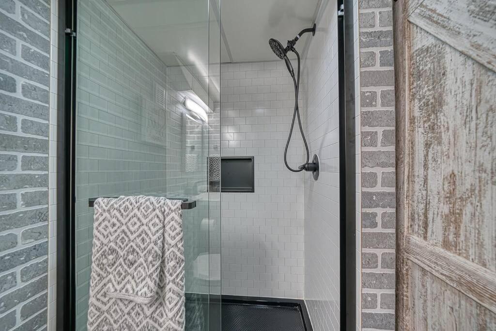 Beautiful Modern Home With All Year Use Hot Tub, Pool Table, Game Room, & Propane Fire Pit!! Ferndale Exterior photo
