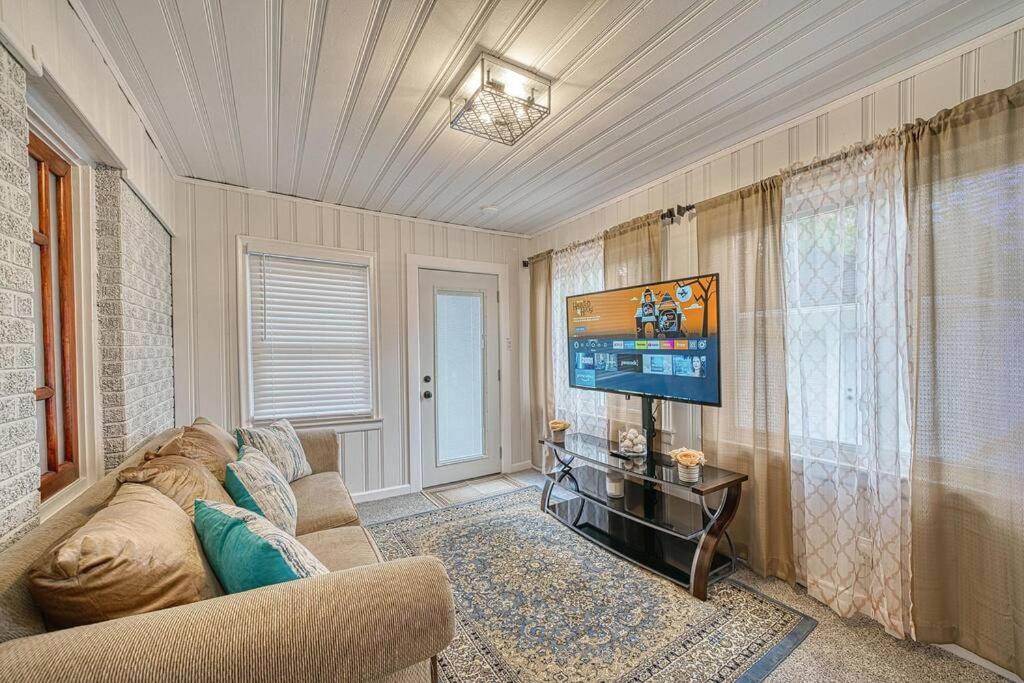 Beautiful Modern Home With All Year Use Hot Tub, Pool Table, Game Room, & Propane Fire Pit!! Ferndale Exterior photo