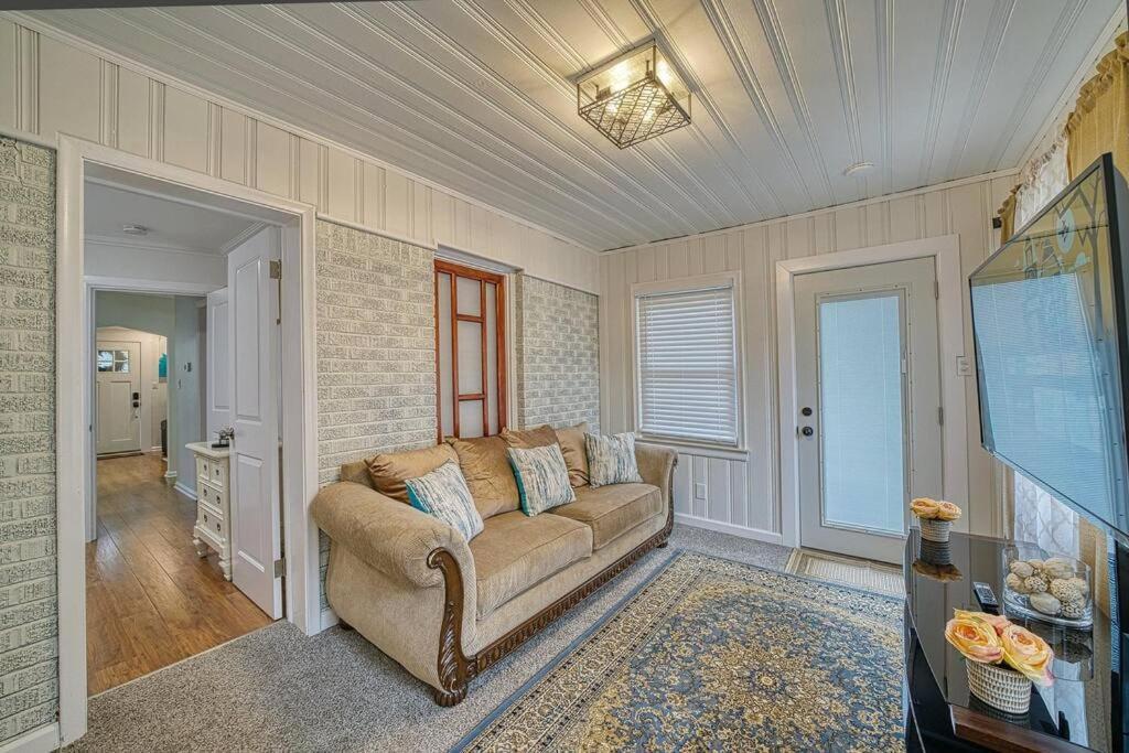 Beautiful Modern Home With All Year Use Hot Tub, Pool Table, Game Room, & Propane Fire Pit!! Ferndale Exterior photo